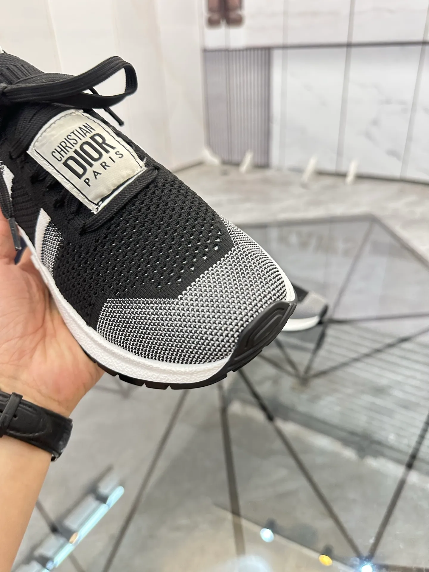 Selling men's shoes 💰: 💰P400¥ Product trademark: Dior* "Dior*" low-top casual shoes Regular size: 38-44 (can be customized to 45) Product materials: Imported breathable fly knit upper, breathable lining, original outsole. Number: 558